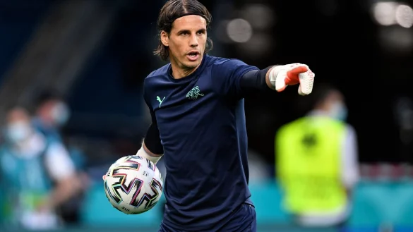 Der Schweizer Torh&uuml;ter Yann Sommer w&auml;rmt sich vor einem Spiel auf. - &copy; Kirill Kudryavtsev/Pool AFP/dpa/Archivbild