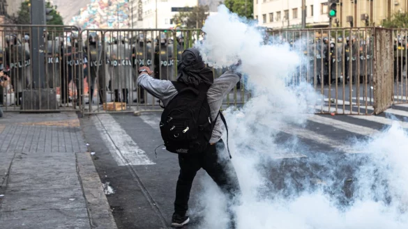 Den sechsten Tag in Folge demonstrierten zahlreiche Menschen auf den Stra&szlig;en von Lima. - &copy; Lucas Aguayo Araos/dpa