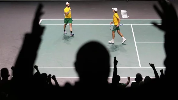 Zuschauer jubeln beim Sieg der Australier Jordan Thomson (l) und Max Purcell. - &copy; Joan Monfort/AP/dpa