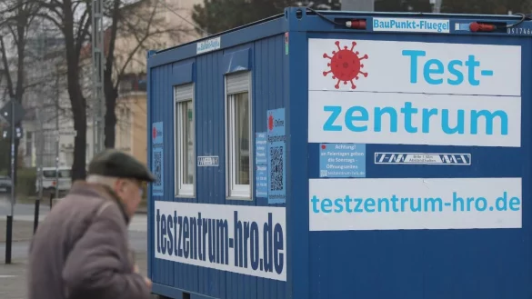 Blick auf eine Teststation am Rostocker Hauptbahnhof. - &copy; Danny Gohlke/dpa
