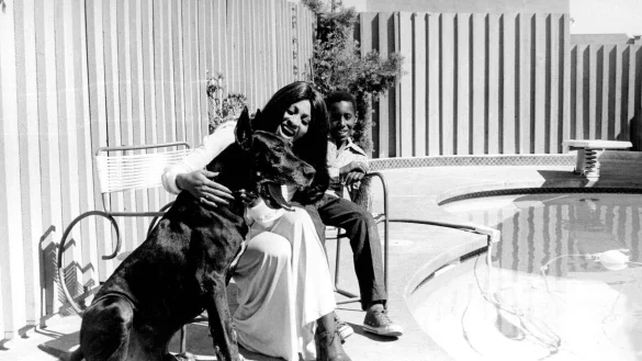 Tina Turner moit ihrem Sohn Ronnie und Hund Onyx 1972 am Pool ihres Hauses in View Park. Ronnie Turner ist in Kalifornien gestorben. - © Bob Lucas/Globe Photos/ZUMA Wire/dpa