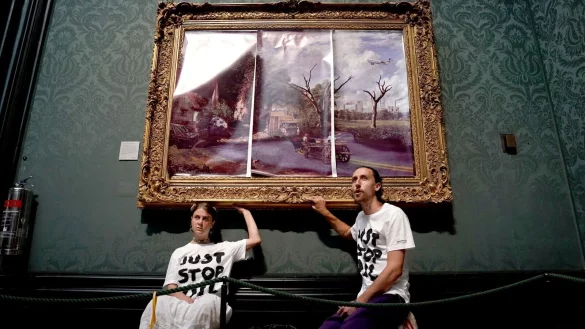 Klimaaktivisten der Organisation Just Stop Oil haben ihre H&auml;nde an den Rahmen des Gem&auml;ldes &laquo;The Hay Wain&raquo; von John Constable geklebt, das sie zun&auml;chst mit einer auf Poster gedruckten dystopischen Version des Bildes verkleidet hatten. - &copy; Kirsty O\\\'connor/PA Wire/dpa