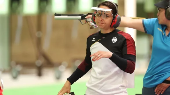 Monika Karsch konnte mit ihren beiden Kolleginnen Bronze im Pistolen-Schießen holen. - © Friso Gentsch/dpa