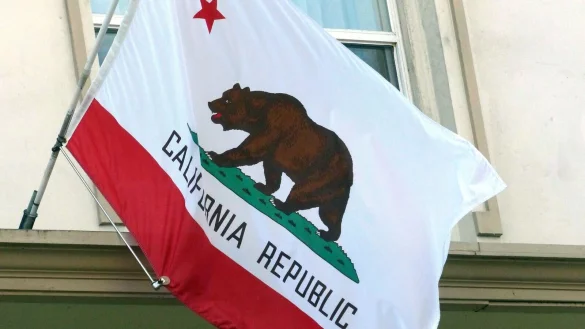 Unter der Flagge Kaliforniens: Ein zu Unrecht verurteilter Mann wurde nach 38 Jahren aus der Haft entlassen. - &copy; picture alliance / dpa