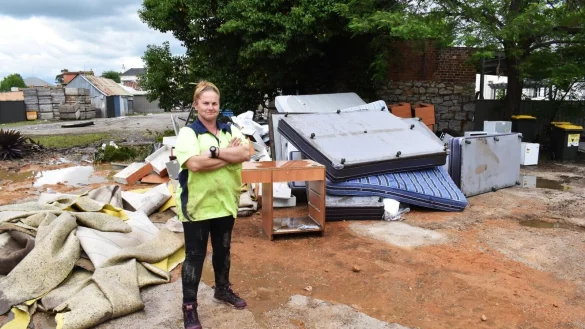 Die Mitarbeiterin eines Motels posiert in der Region Central West von New South Wales vor besch&auml;digten Gegenst&auml;nden aus den Motelzimmern. - &copy; Murray Mccloskey/AAP/dpa