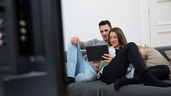 Wer auf dem Tablet statt dem Fernseher Serien streamt, spart Strom. - &copy; Christin Klose/dpa-tmn