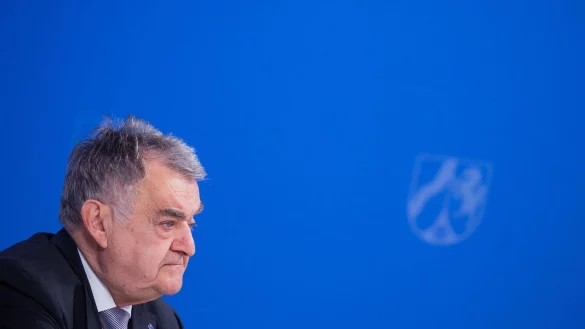 Herbert Reul (CDU), Innenminister von Nordrhein-Westfalen, schaut in die Runde. - &copy; Rolf Vennenbernd/dpa/Archivbild