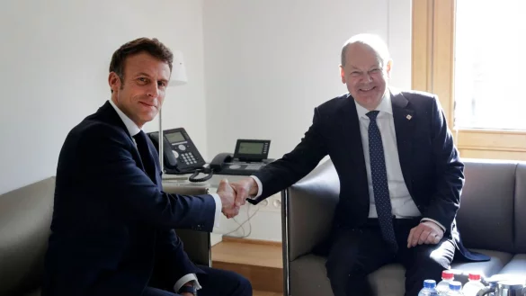 Frankreichs Pr&auml;sident Emmanuel Macron und Bundeskanzler Olaf Scholz (SPD) nehmen an einem bilateralen Treffen w&auml;hrend eines EU-Gipfels teil. - &copy; Olivier Hoslet/Pool EPA/AP/dpa