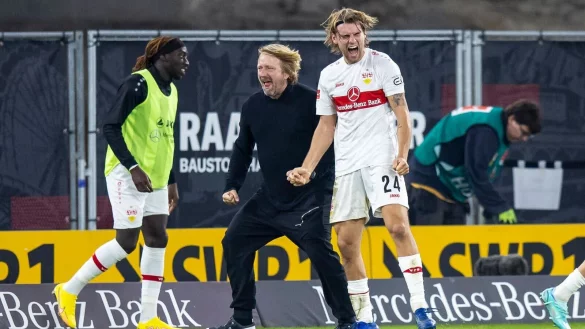 Stuttgarts Sportdirektor Sven Mislintat (M) und Borna Sosa (r) jubeln nach dem späten Tor zum 2:1 gegen Hertha BSC. - © Tom Weller/dpa