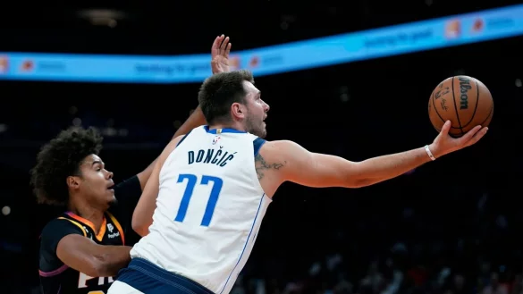 Konnte die Mavericks-Niederlage gegen Phoenix nicht verhindern: Luka Doncic (r). - © Ross D. Franklin/AP/dpa