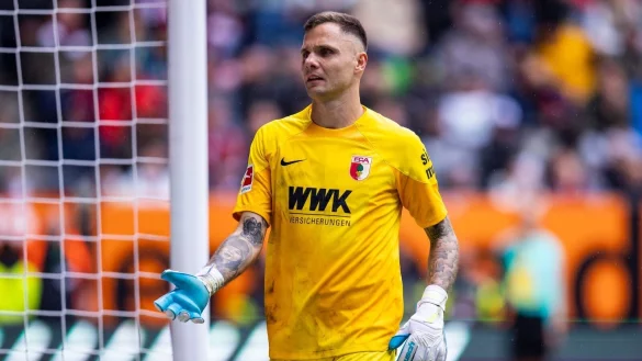 Augsburgs Rafal Gikiewicz wird wohl gegen die Eintracht wieder im Tor stehen. Verletzungsbedingt musste er seit Anfang Oktober aussetzen. - © Tom Weller/Deutsche Presse-Agentur GmbH/dpa