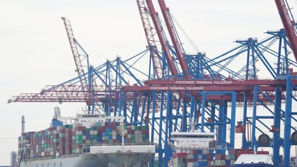 Obwohl sechs Ministerien davon abraten, plant das Bundeskanzleramt offenbar, den Verkauf von Anteilen des Hamburger Hafenbetreibers HHLA an die chinesische Reederei Cosco durchzusetzen. - &copy; Marcus Brandt/dpa