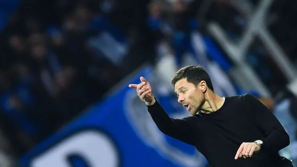 Leverkusens Trainer Xabi Alonso gestikuliert an der Seitenlinie. - © Marius Becker/dpa