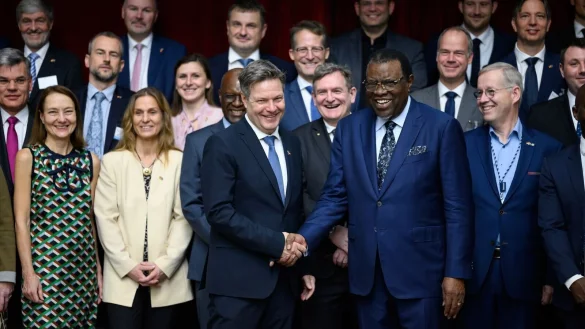 Robert Habeck (vorne l, B&uuml;ndnis 90/Die Gr&uuml;nen), Bundesminister f&uuml;r Wirtschaft und Klimaschutz, und Hage Gottfried Geingob, Pr&auml;sident von Namibia, reichen sich in Windhuk die H&auml;nde. - &copy; Bernd von Jutrczenka/dpa