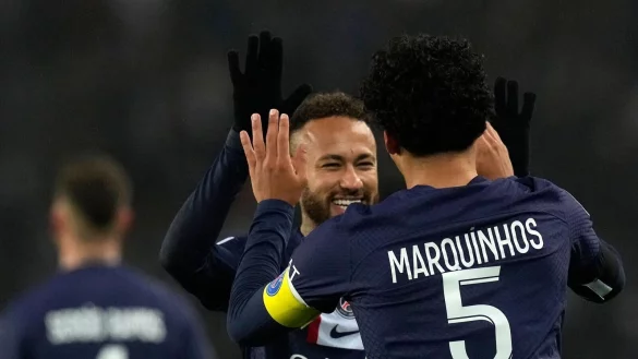 PSG-Torsch&uuml;tze Marquinhos (r) feiert mit Neymar nach seinem F&uuml;hrungstor. - &copy; Thibault Camus/AP/dpa