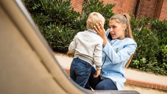 Beim Verdacht auf eine Gehirnersch&uuml;tterung gilt: Lieber einmal zu oft zum Arzt als einmal zu selten. - &copy; Christin Klose/dpa-tmn
