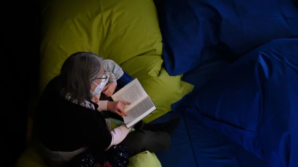 Eine Mutter liest ihrer Tochter vor. - &copy; Lars Klemmer/dpa