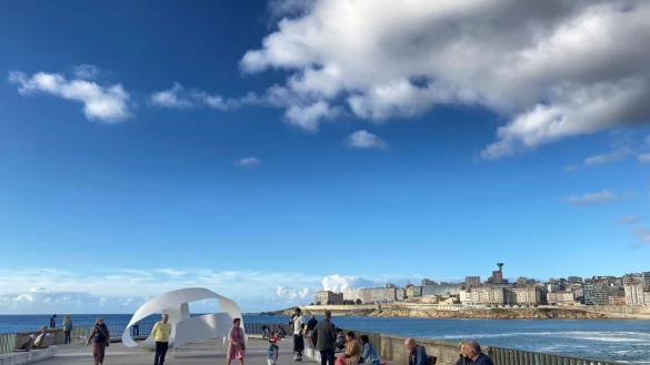 An Spaniens Atlantikk&uuml;ste herrscht am Strand von Orzan wieder Normalit&auml;t. Die Angst vor einer neuen &Ouml;lkatastrophe bleibt aber. - &copy; Emilio Rappold/dpa