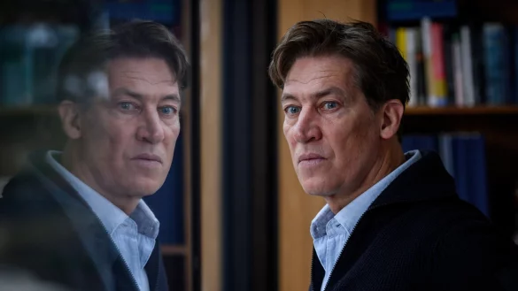 Tobias Moretti als Johann Hellstr&ouml;m in einer Szene aus &laquo;Das Haus&raquo;. - &copy; Andreas Schlieter/NDR/3sat/dpa