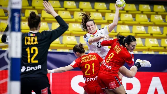 Julia Maidhof (oben) setzt sich am Wurfkreis gegen die Abwehr der Rum&auml;ninnen durch. - &copy; -/Kolektiff Images/dpa