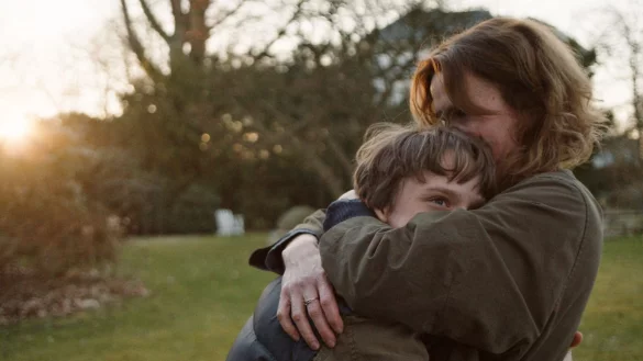 Claude Heinrich und Adina Vetter in einer Szene des Films &laquo;Wir sind dann wohl die Angeh&ouml;rigen&raquo;. - &copy; -/Pandora Film/dpa