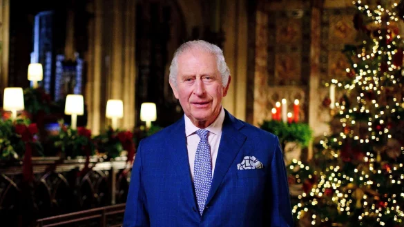 K&ouml;nig Charles III. von Gro&szlig;britannien w&auml;hrend der Aufzeichnung seiner ersten Weihnachtsansprache in der St. George's Chapel auf Schloss Windsor. - &copy; Victoria Jones/PA/AP/dpa