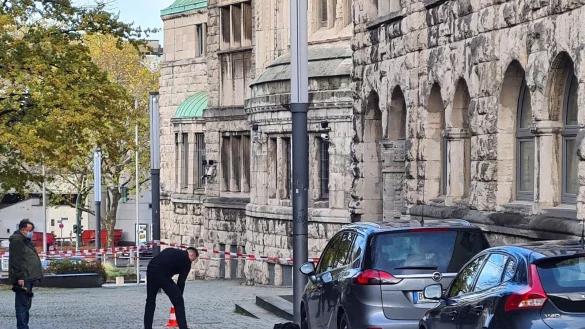 Einsatzkr&auml;fte stehen am Rabbinerhaus bei der Alten Synagoge. - &copy; Markus Gayk/dpa