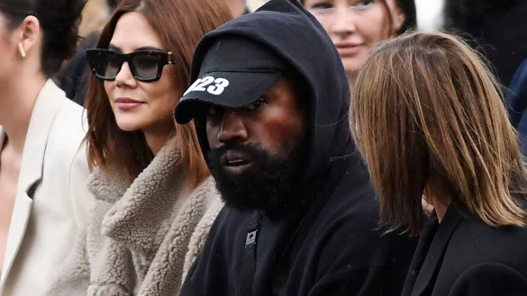 Kanye West bei der Show von Givenchy auf der Pariser Fashion Week. - &copy; Julien De Rosa/AFP/dpa