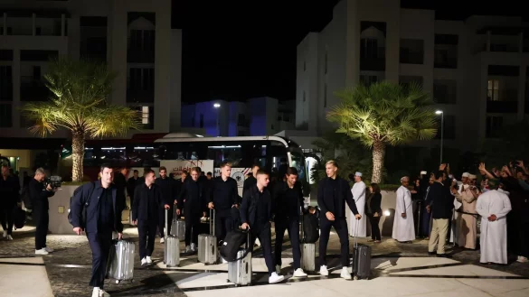 In Maskat angekommen: Die deutschen Nationalspieler. - © Christian Charisius/dpa