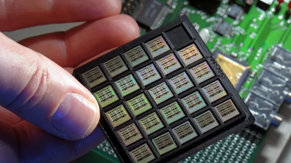 Winzige Mikrochips in einem Labor für Elektrotechnik/Informationstechnik (Symbolbild). - © Jan-Peter Kasper/dpa-Zentralbild/dpa