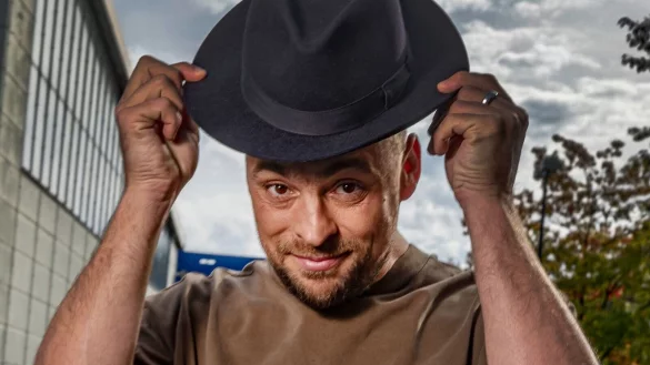 Max Mutzke tr&auml;gt gern einen Hut. - &copy; Malte Krudewig/dpa