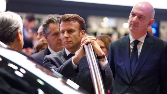 Der franz&ouml;sische Pr&auml;sident Emmanuel Macron (m.) auf der Pariser Automesse. - &copy; Gonzalo Fuentes/Pool Reuters/dpa