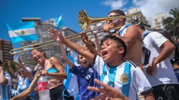 Argentinier feiern in Mar del Plata den Sieg ihrer Mannschaft. - &copy; David Izquierdo/telam/dpa