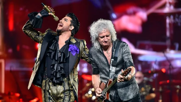 Adam Lambert (l) und Brian May von Queen bei einem Auftritt in Chicago 2019. - &copy; Rob Grabowski/Invision/AP/dpa