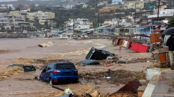 Zerst&ouml;rte Autos, die von den Wassermassen an den Strand getragen wurden, in Heraklion auf Kreta. - &copy; Eurokinissi/Eurokinissi via ZUMA Press Wire/dpa