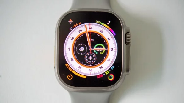 Das Geh&auml;use der Apple Watch Ultra ist kantiger und wuchtiger geworden. - &copy; Bernd Diekjobst/dpa-tmn