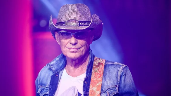 Fritz Puppel von der Band City bei der Verleihung der Sepp-Herberger-Awards 2022. - &copy; Jens Kalaene/dpa-Zentralbild/dpa