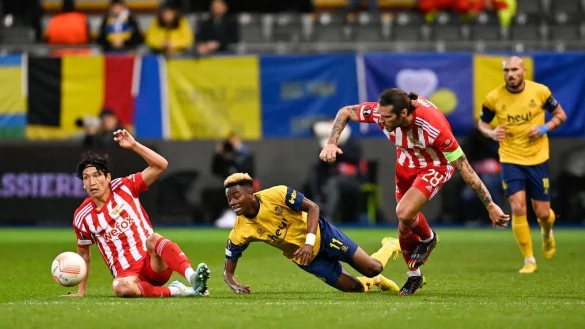 Simon Adingra (M) von Union SG k&auml;mpft um den Ball gegen Genki Haraguchi (l) von Union Berlin. - &copy; John Thys/BELGA/dpa