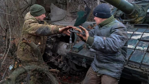 Soldaten der Volksmiliz der von Russland kontrollierten Region Donezk reparieren einen T-72-Panzer. - &copy; Alexei Alexandrov/AP/dpa
