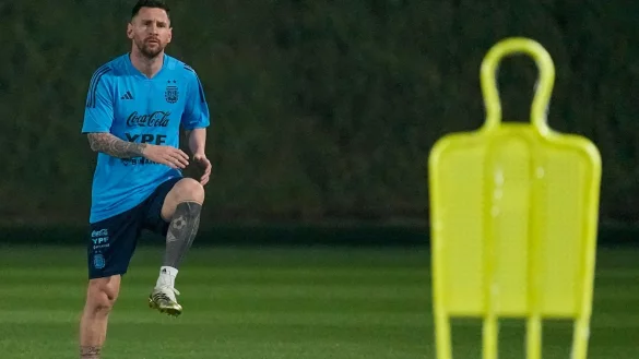 Argentiniens Lionel Messi macht sich zu Beginn des Trainings warm. - © Jorge Saenz/AP/dpa