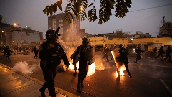 Anh&auml;nger des ehemaligen peruanischen Pr&auml;sidenten Pedro Castillo sto&szlig;en in Lima mit Polizisten zusammen. - &copy; Lucas Aguayo Araos/dpa