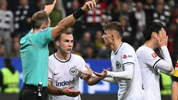 Frankfurts Daichi Kamada (r-l), Jesper Lindstr&ouml;m und Mario G&ouml;tze beschweren sich bei Schiedsrichter Sascha Stegemann. - &copy; Arne Dedert/dpa