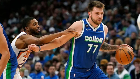 Mavs-Star Luka Doncic (r) kam auf 33 Punkte. - © Lm Otero/AP/dpa