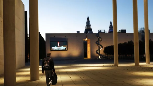 Ein Mann geht am Morgen an der Bundeskunsthalle vorbei. - &copy; Oliver Berg/dpa/Archivbild