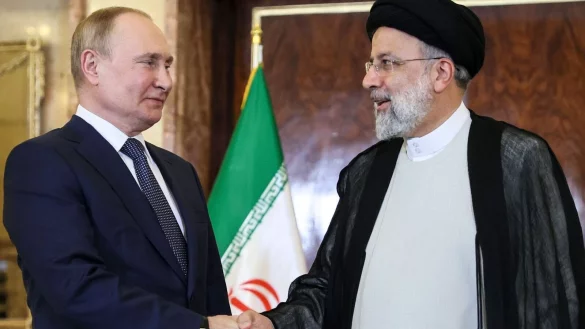 Dieses von der staatlichen russischen Nachrichtenagentur Sputnik &uuml;ber AP ver&ouml;ffentlichte Bild zeigt Kremlchef Wladimir Putin (l) und Irans Pr&auml;sident Ebrahim Raisi am 18.07.2022 bei Gespr&auml;chen in Teheran. - &copy; Sergei Savostyanov/Pool Sputnik Kremlin/AP/dpa