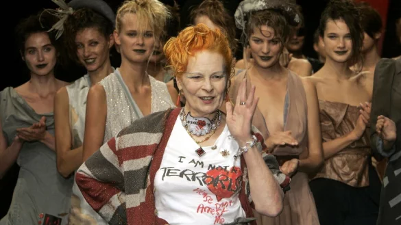 Models applaudieren, als die britische Modedesignerin Vivienne Westwood nach der Pr&auml;sentation ihrer Fr&uuml;hjahr/Sommer-Kollektion 2006 in Paris das Publikum gr&uuml;&szlig;t. - &copy; Michel Euler/AP/dpa