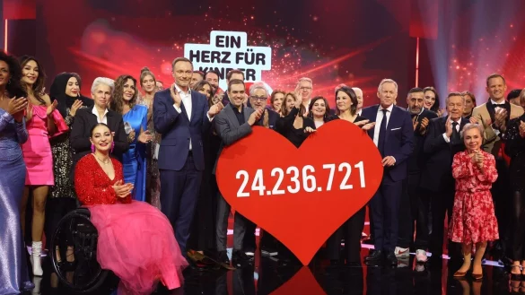 Mehr als 70 Stars aus Gesellschaft, Sport, Politik, Showbusiness und Social Media nahmen Spenden der Zuschauer entgegen. - &copy; J&ouml;rg Carstensen/dpa pool/dpa