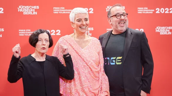 Die Preistr&auml;ger Herta M&uuml;ller (l.) und Barrie Kosky (r.), gemeinsam mit Hetty Berg, Direktorin J&uuml;disches Museum Berlin. - &copy; Annette Riedl/dpa
