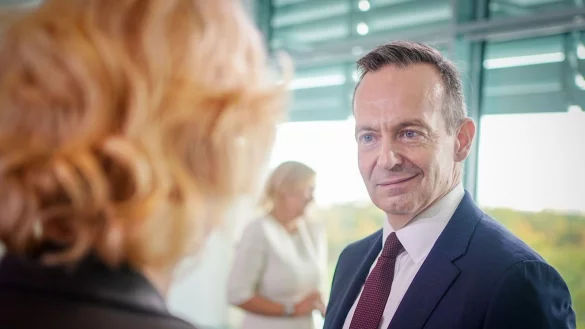 Bundesverkehrsminister Volker Wissing will mit einem Ma&szlig;nahmenpaket den Ausbau des Ladenetzes f&uuml;r Elektroautos vorantreiben. - &copy; Kay Nietfeld/dpa