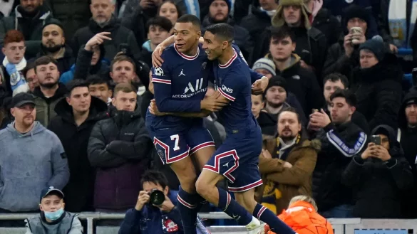 Bei PSG Mitspieler, im WM-Halbfinale Gegner: Kylian Mbappe (l) und Achraf Hakimi. - &copy; Tim Goode/PA Wire/dpa